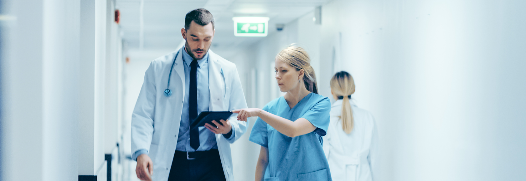 Dwoje lekarzy na korytarzu szpitala