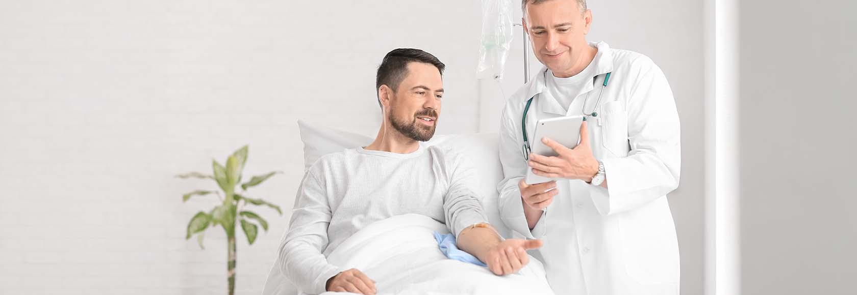 Mężczyzna z lekarzem