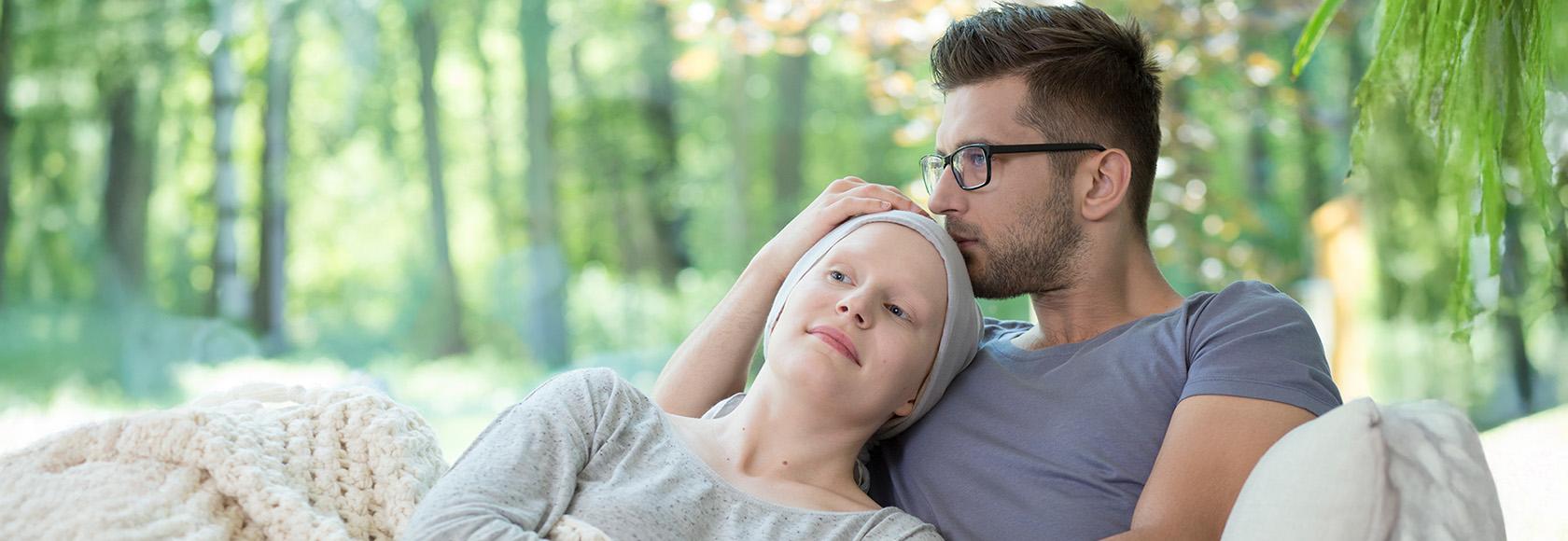 kobieta w chustce na glowie i mężczyzna na sofie