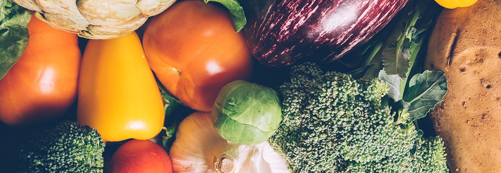 warzywa w zbliżeniu: papryka, brokuł, bakłażan, pomidor