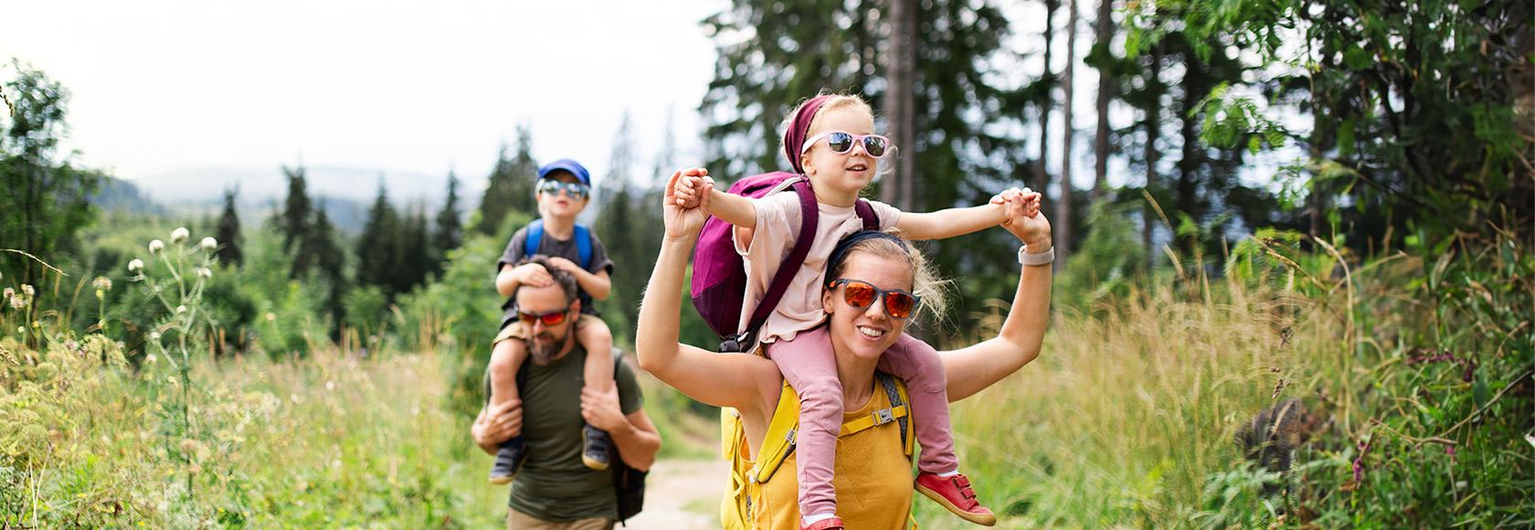 Rodzina w lesie latem
