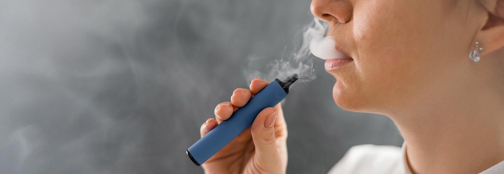 kobieta pali e-papierosa