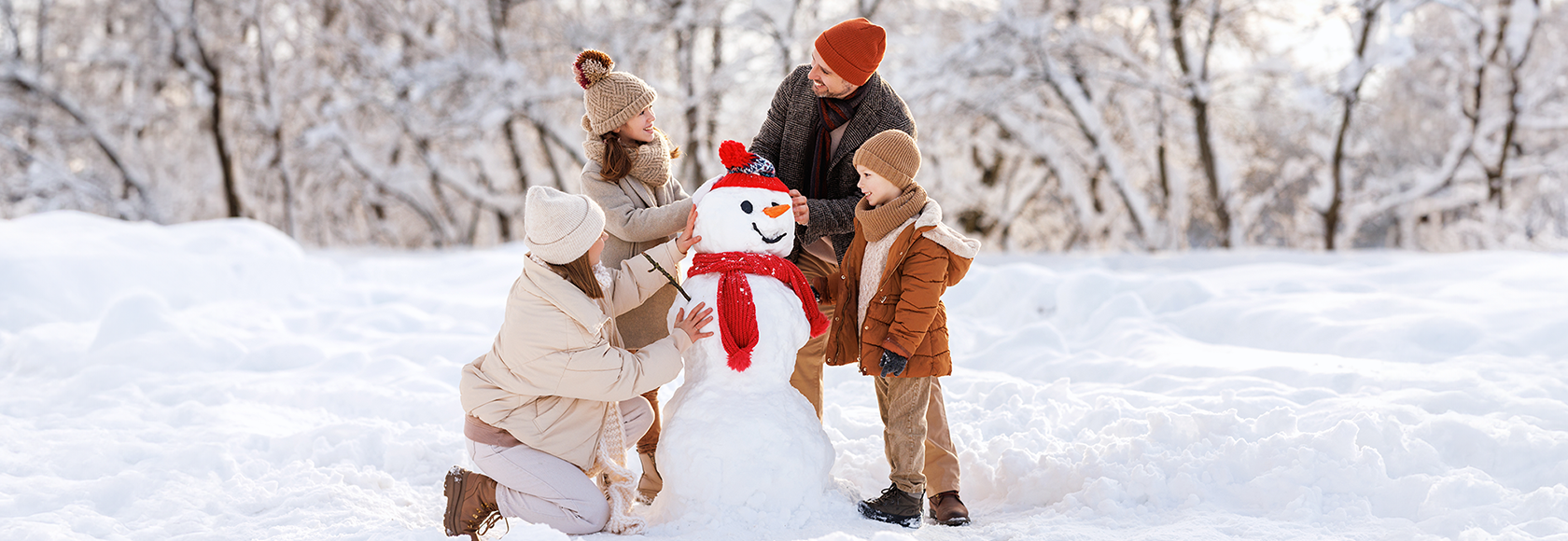 Rodzina lepi bałwana