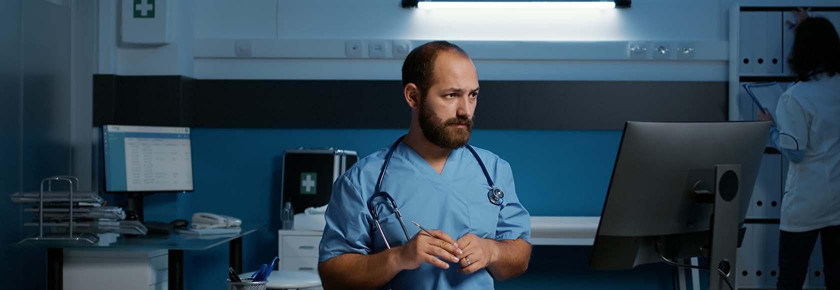 lekarz na nocnej zmianie