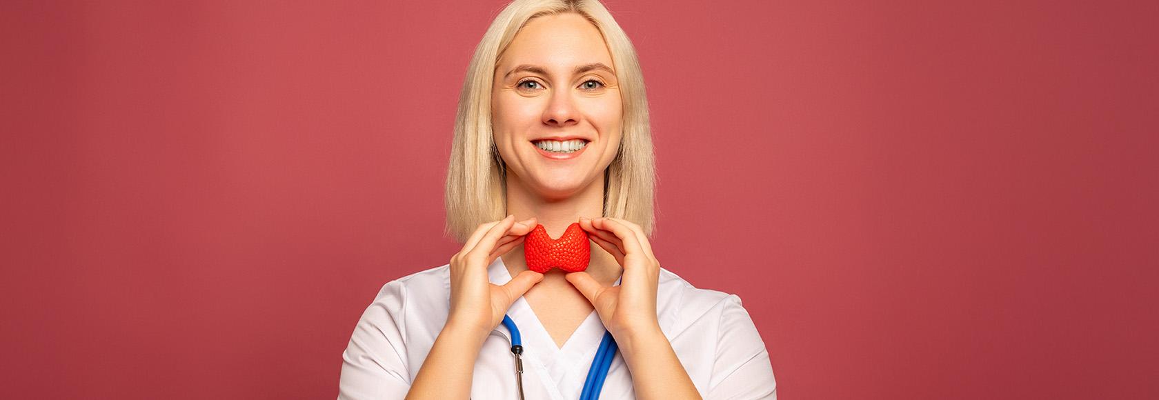 Lekarka trzyma model tarczycy