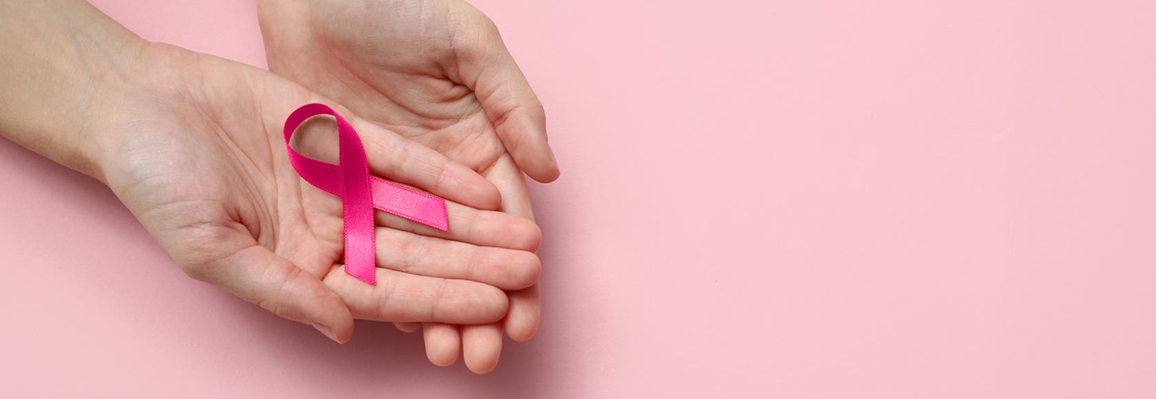 M hero zlożone dlonie z różową wstążką
