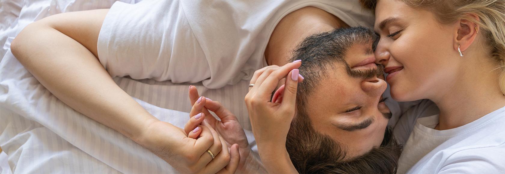 para w łozku, głowa do głowy, ale widać, że ich ciała/nogi musza być wyciągnięte w przeciwne strony