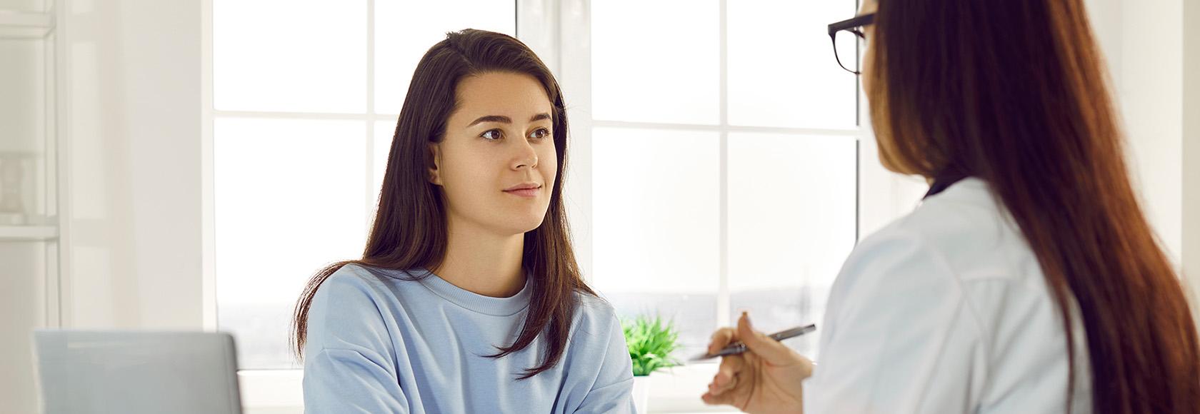 Pacjentka rozmawia z farmaceutką