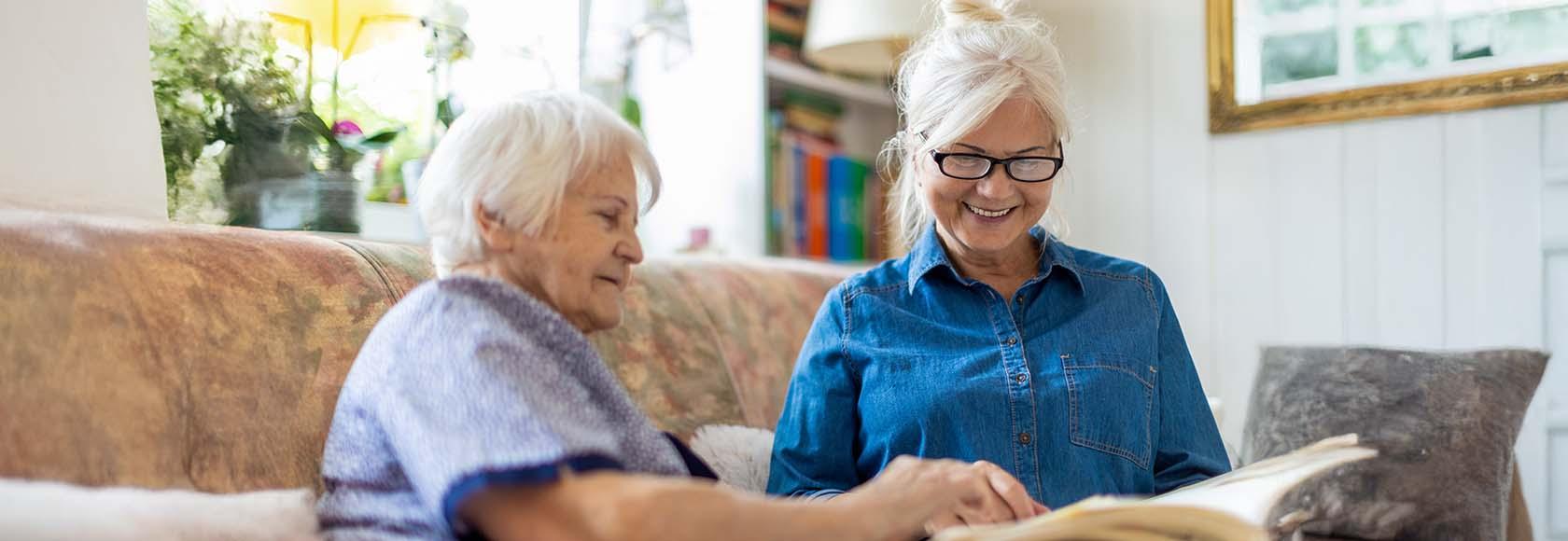 Dwie kobiety oglądają album