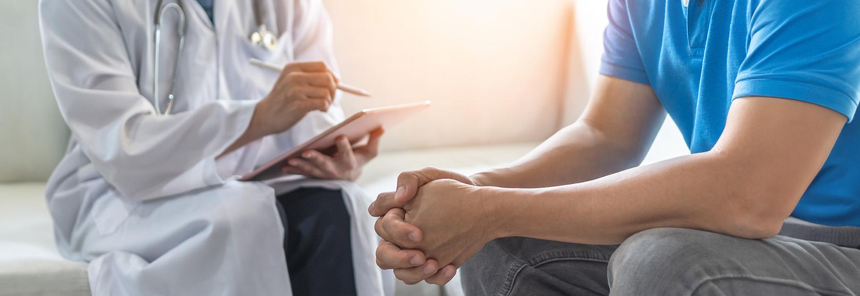 Mężczyzna rozmawia z lekarzem