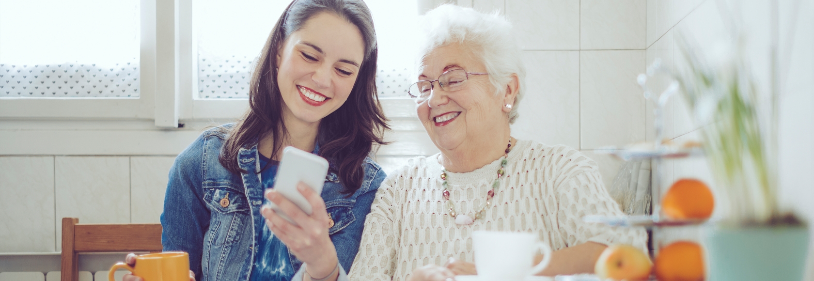 wnuczka z komórką  w kuchni z babcią