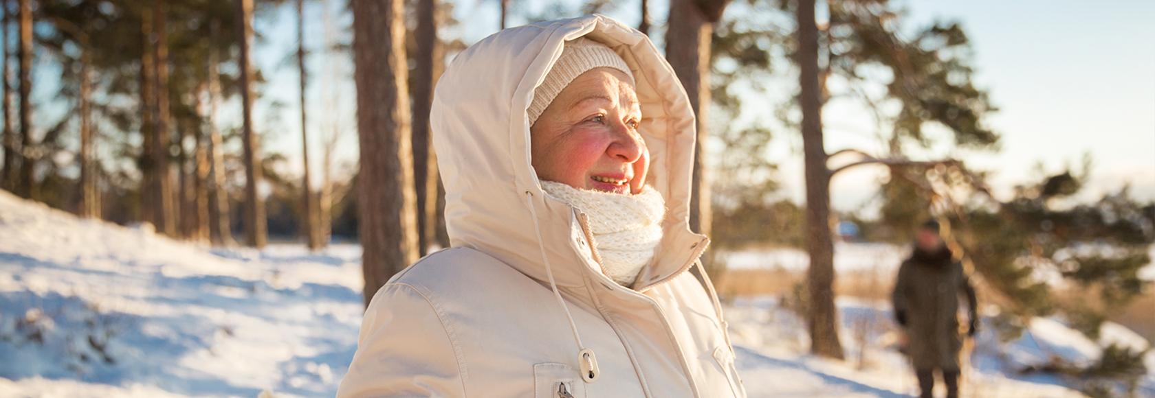 starsza pani na zimowym spacerze