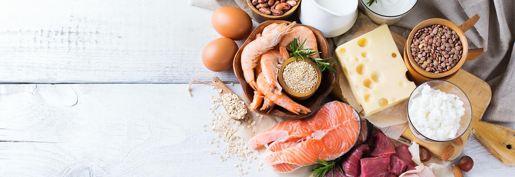 stół z mięsem, serami, rybami, owocami morza, jajkami