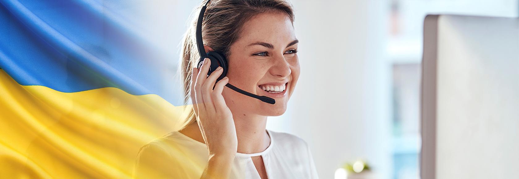 młoda kobieta na infolinii, z boku flaga Ukrainy