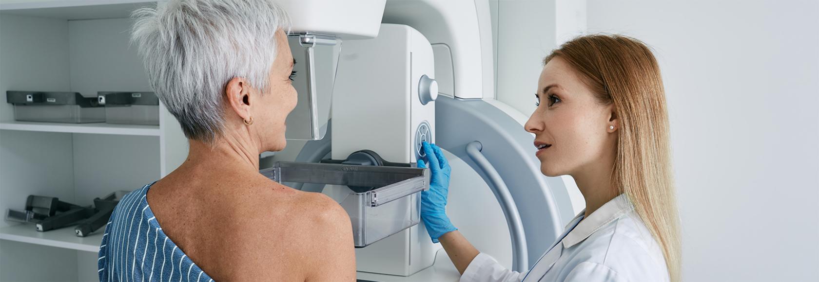 Pani przygotowuje się do badania, obok radiolog