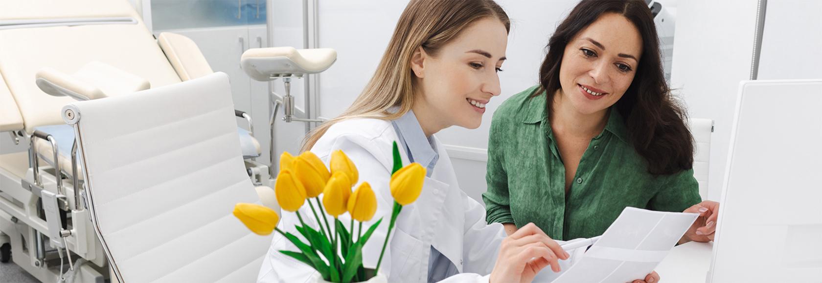 Learka z tulipanami,omawiają z pacjentką jej wyniki