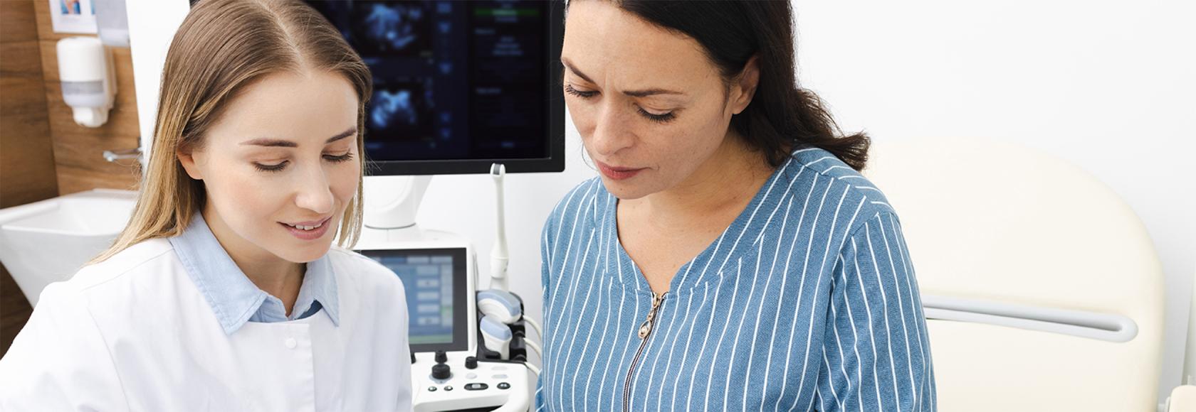 Kobieta rozmawia z pielęgniarką w gabinecie