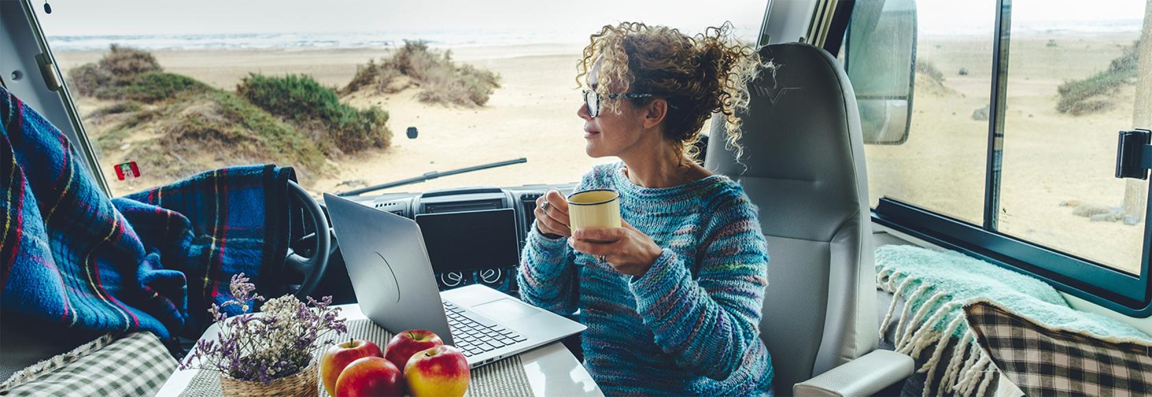 w kamperze z komputerem