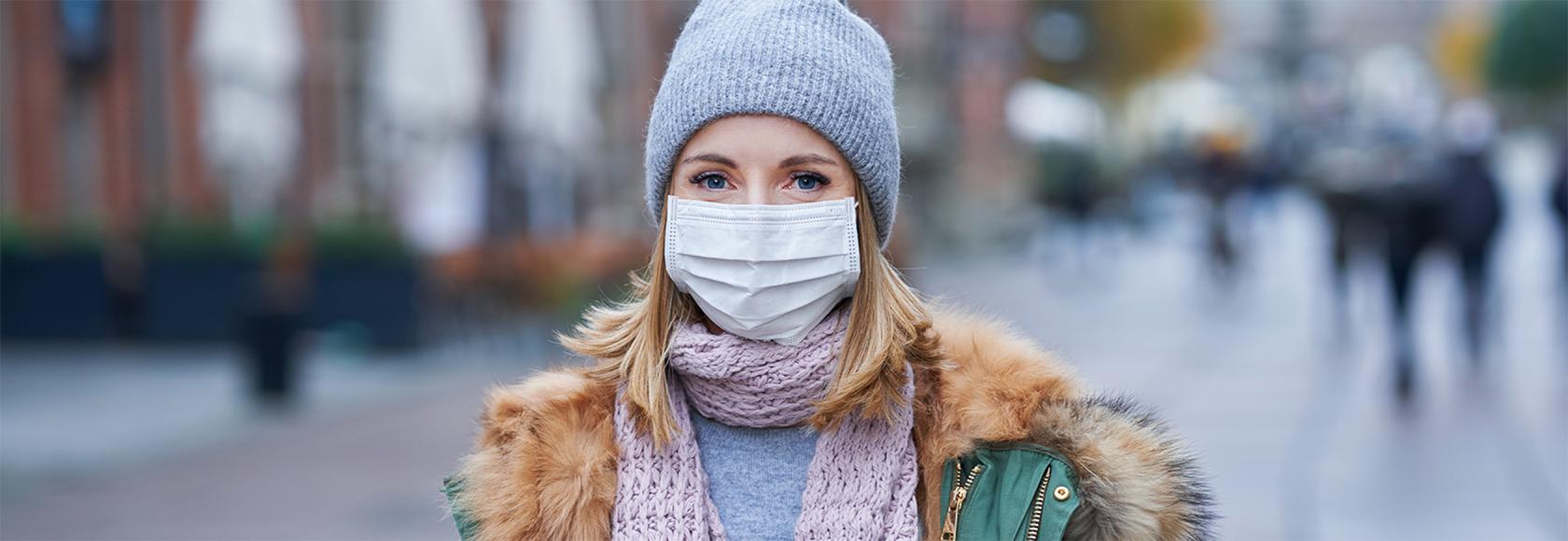 dziewczyna na ulicy w maseczce