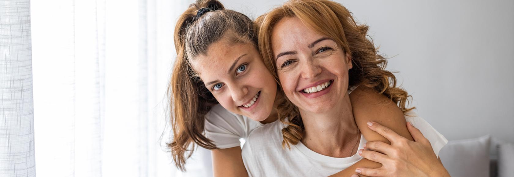 Nastoletnia córka obejmuje matkę