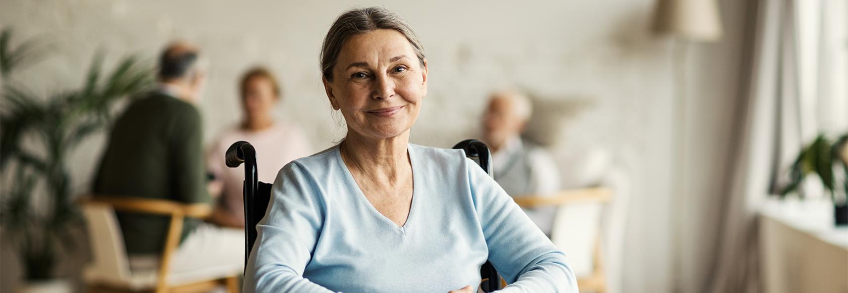 pani na wózku z uśmiechem