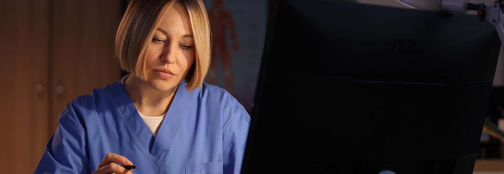 lekarka wypisuje receptę