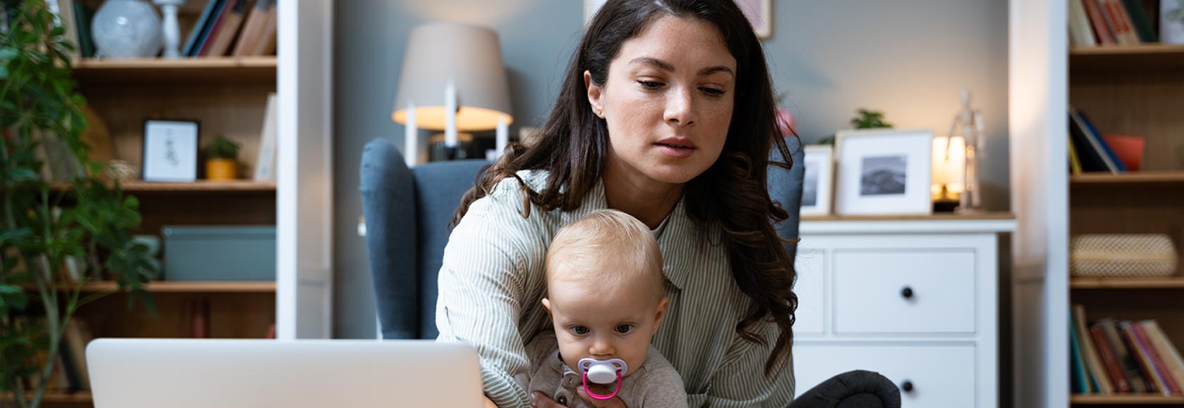 matka z dzieckiem na kolanach przed laptopem