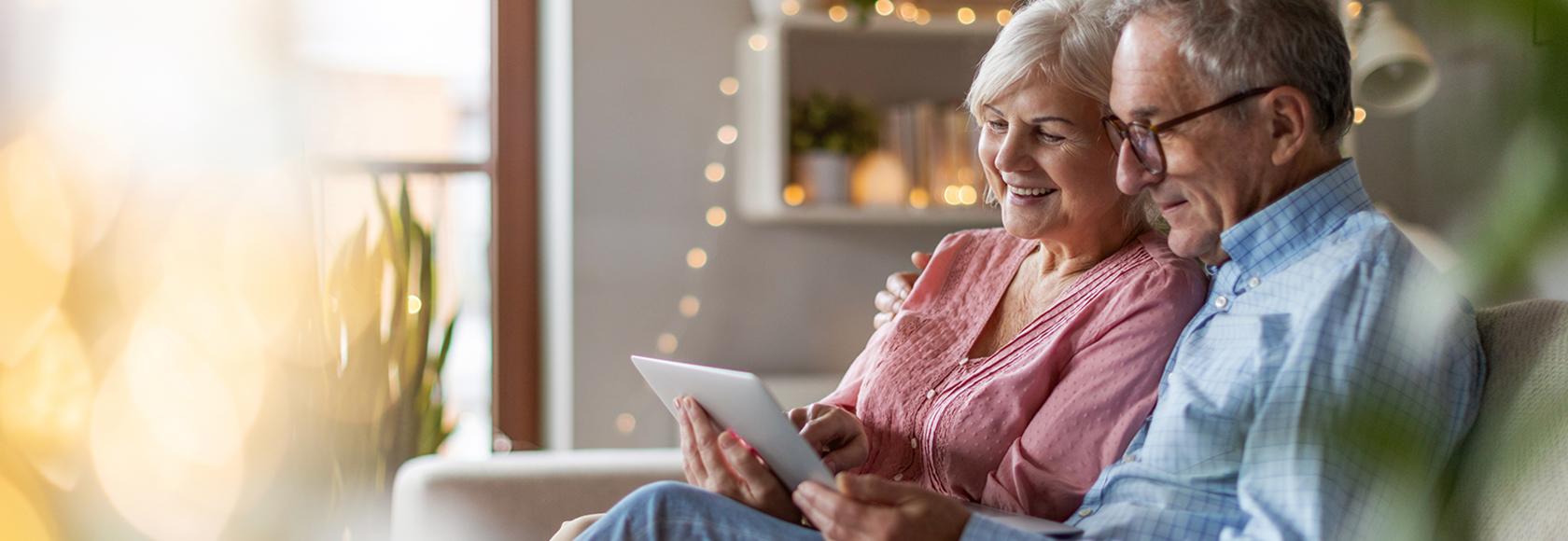 para z tabletem, w tle choinkowe lampki