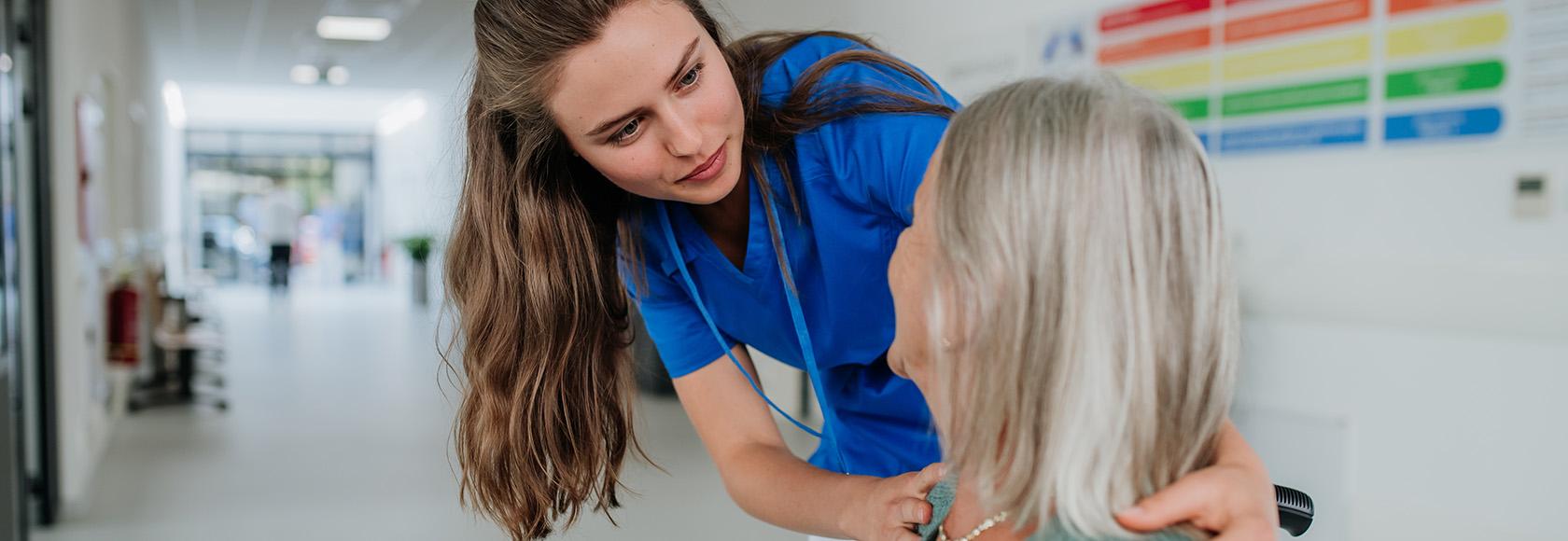 pielęgniarka na SOR pochyla się i mówi coś do pacjentki