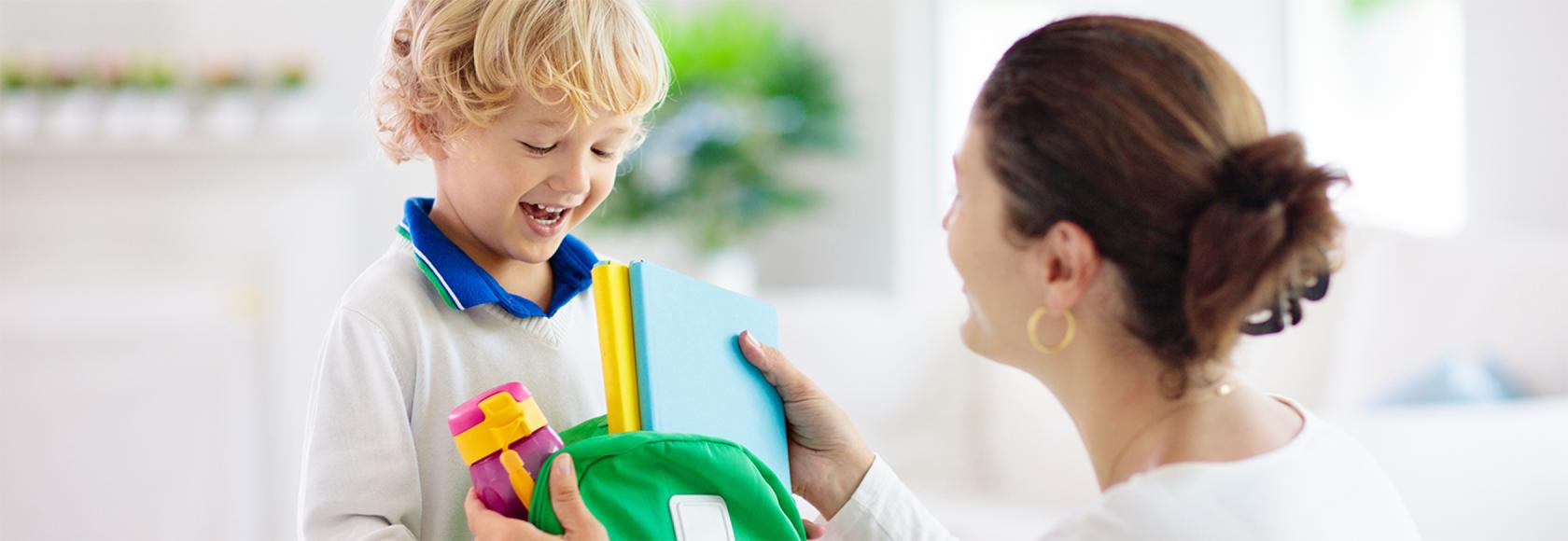 Mama daje 7latkowi tornister