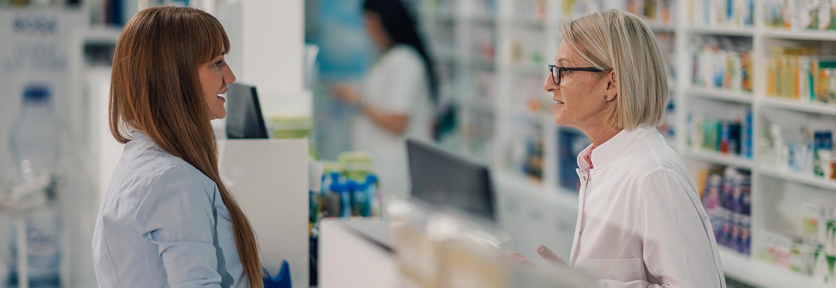 Kobieta rozmawia w aptece z farmaceutka