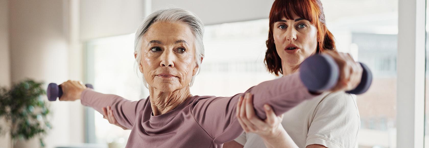 Pani ćwiczy razem z fizjoterapeutką