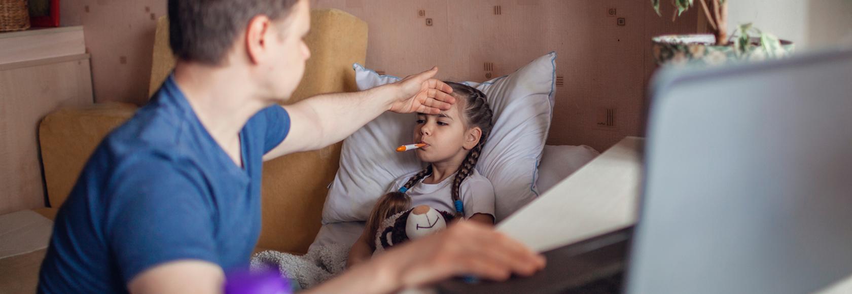 chore dziecko, tata sprawdza sor na komputrze