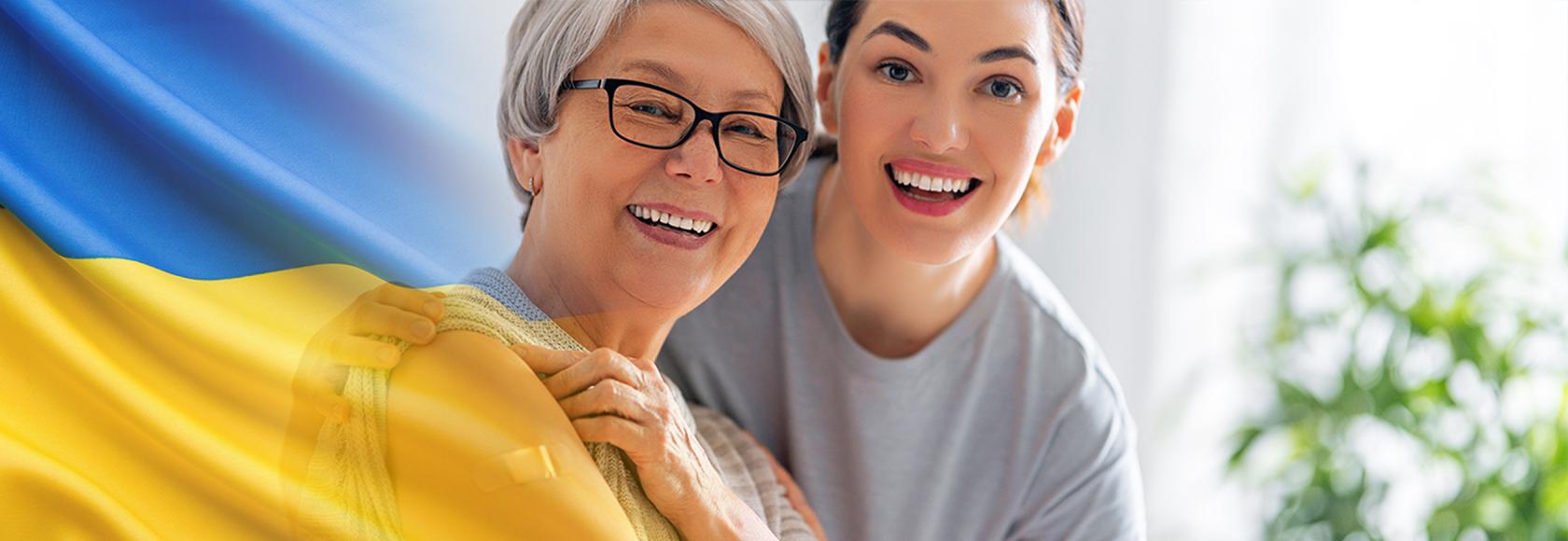 młodakobieta ze starszą po szczepieniu, na dole flaga Ukrainy