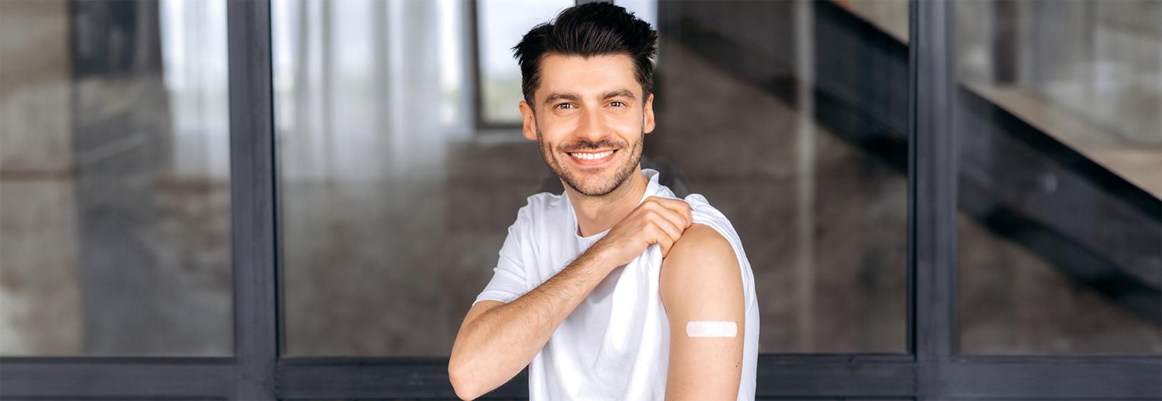 zaszczepiony meżczyzna przed przychodnią