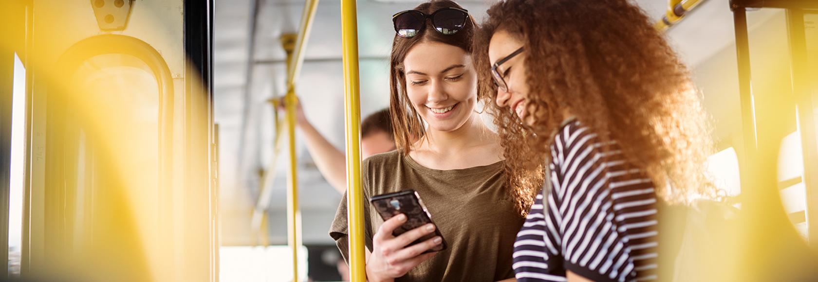 dziewczyna w autobusie z komórką