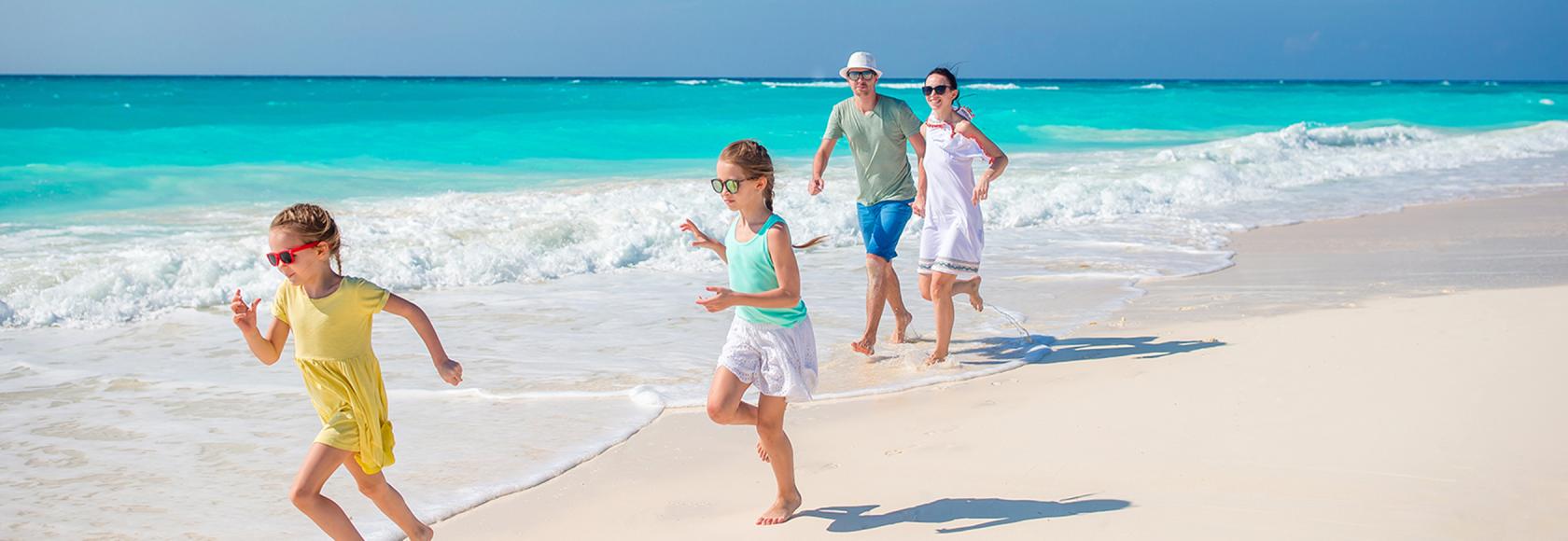 rodzina, dzieci biegną, rodzice za nimi, na plaży