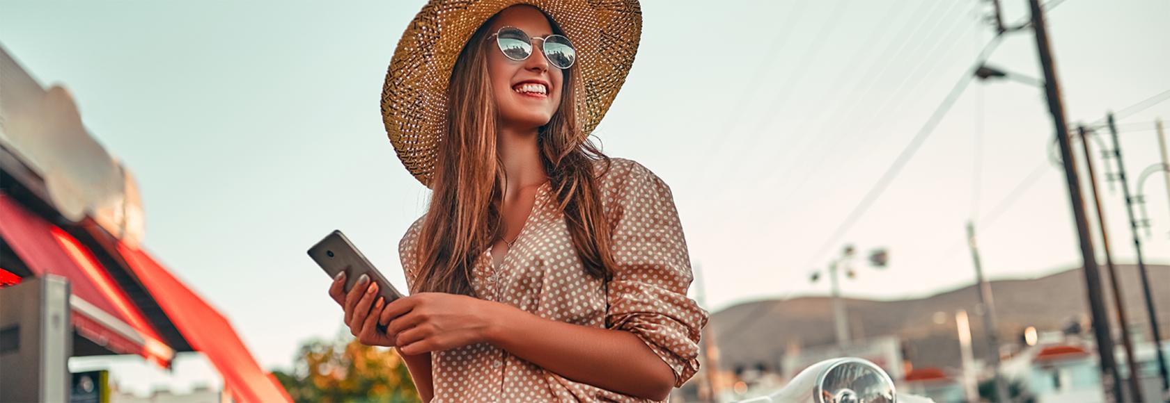 Kobieta w dużym kapeluszu w miasteczku w tle markiza, jakiś stragan