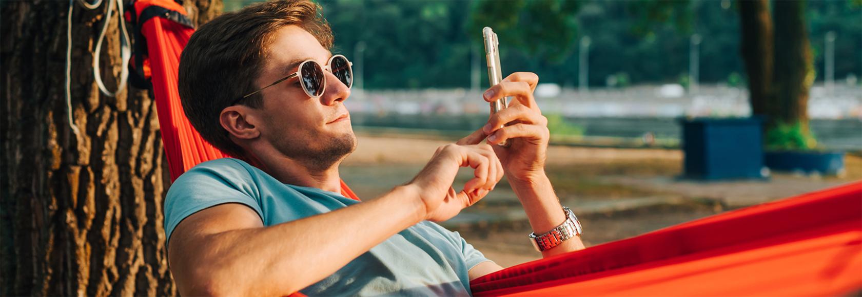 mężczyzna w hamaku w lesie