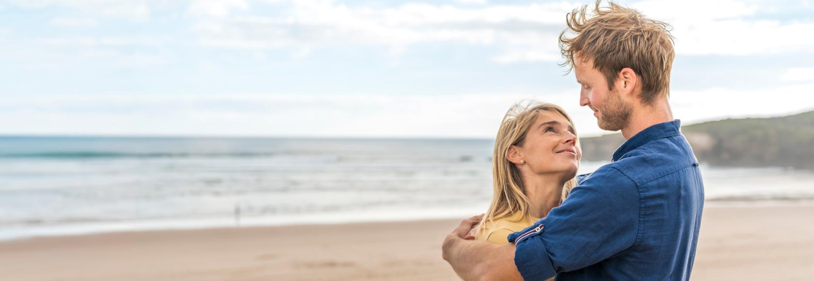 zakochana para, przytulona na plaży