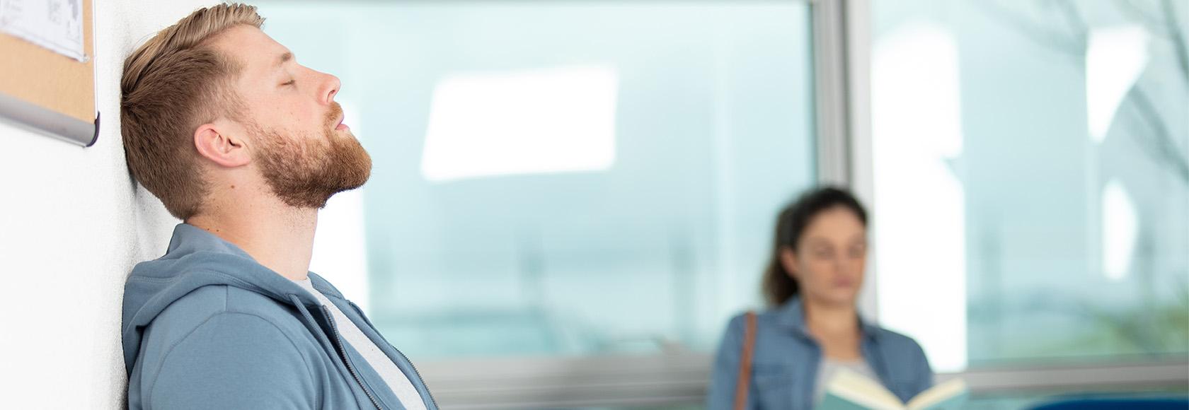 Młody mężczyzna w poczekalni