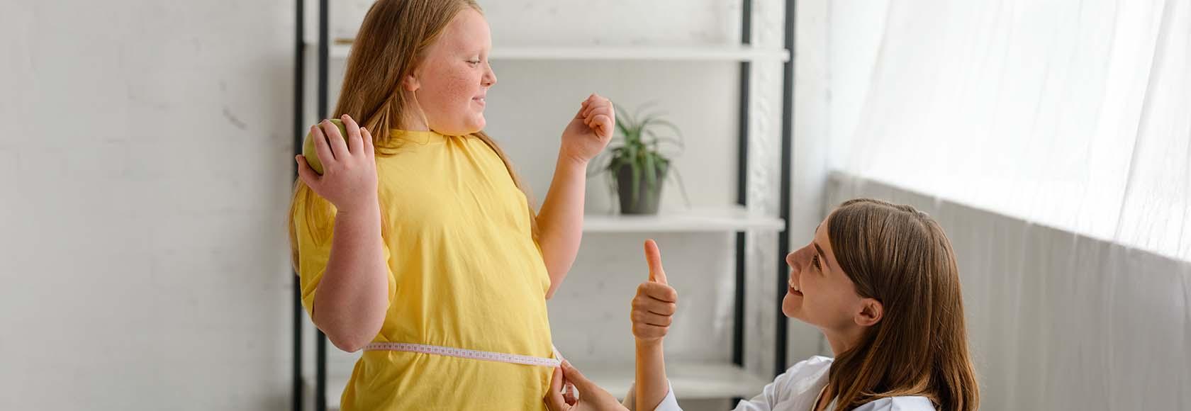 lekarka mierzy centymetrem brzuch dziewczynki