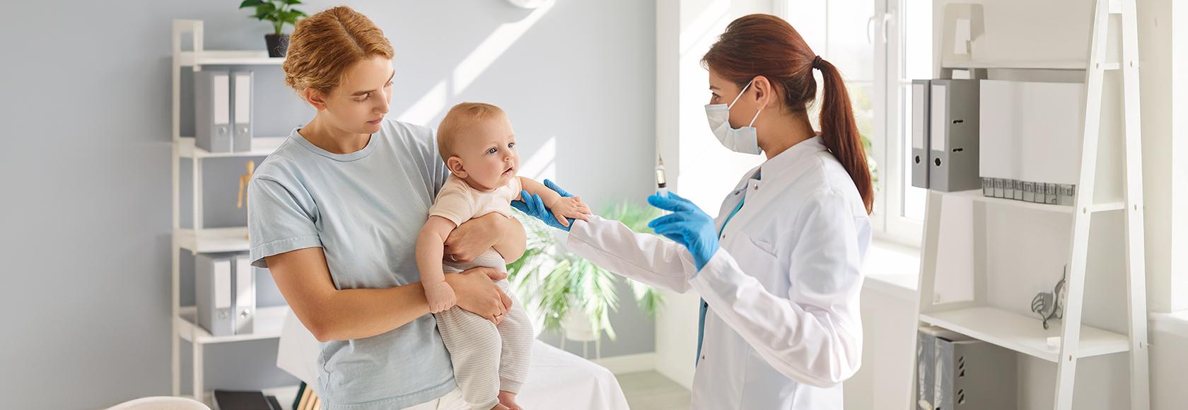 kobieta z dzieckiem, lekarka trzyma skrzywkawkę