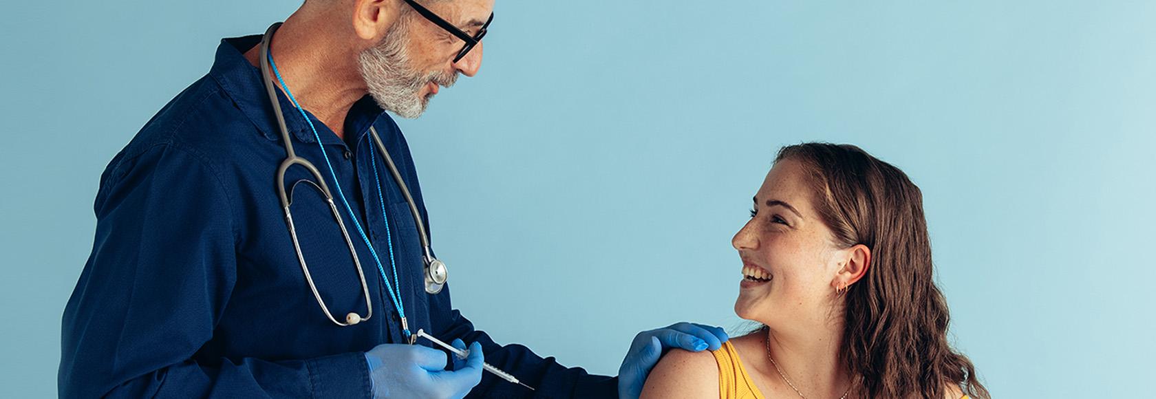 Lekarz szczepi dorosłą pacjentkę