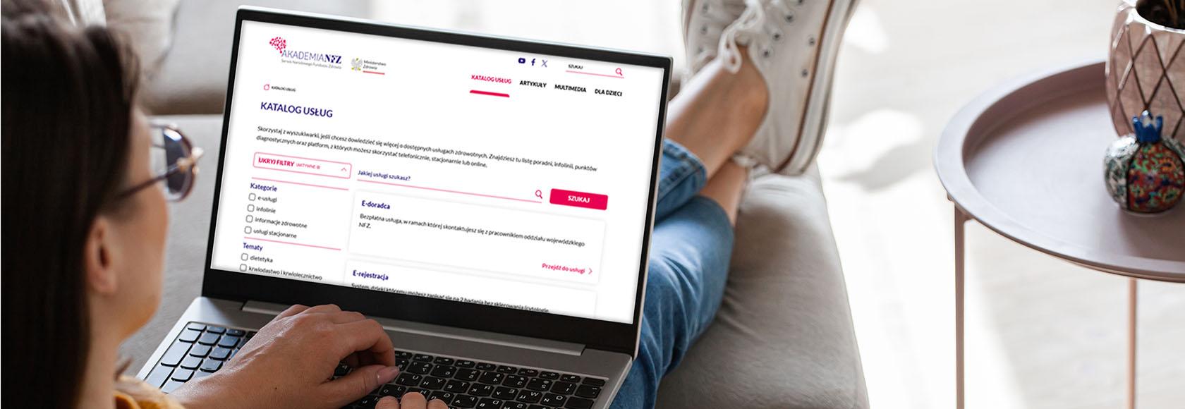 Kobieta patrzy w ekran laptopa