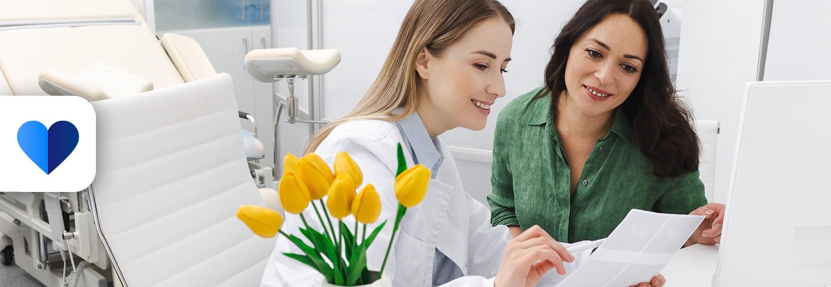 kobieta u lekarki, oglądają dokumenty medyczne