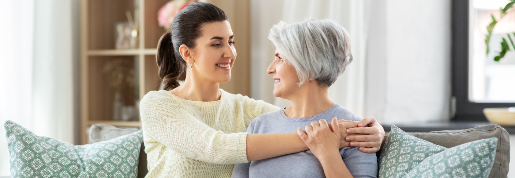 dwie kobiety siedzą na kanapie