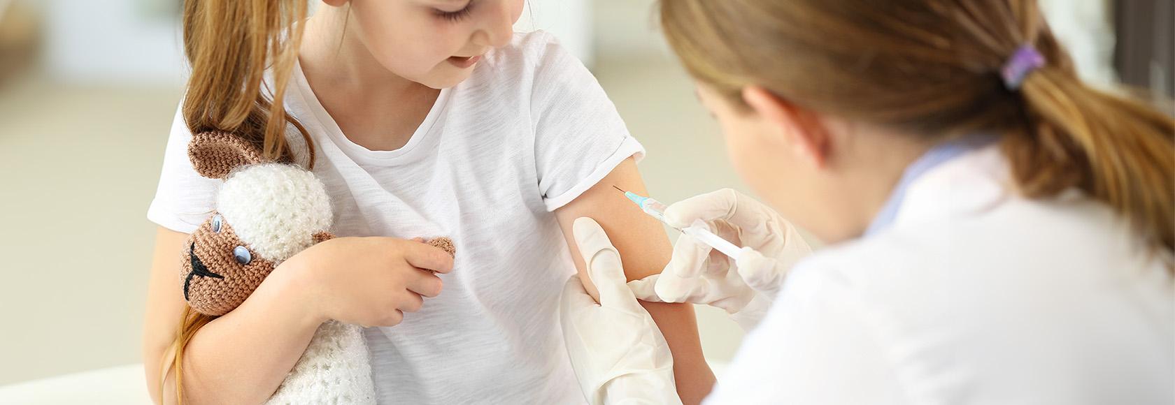 Lekarka szczepi dziecko
