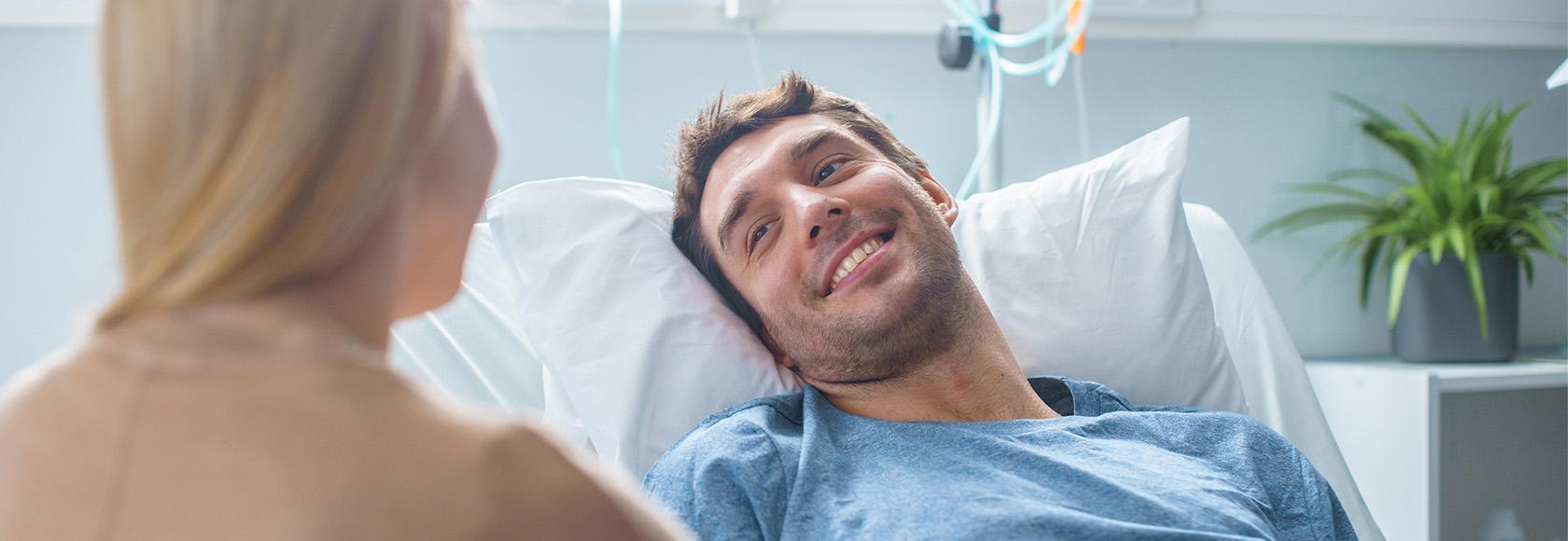 młody mężczyzna w szpitalnym łóżku