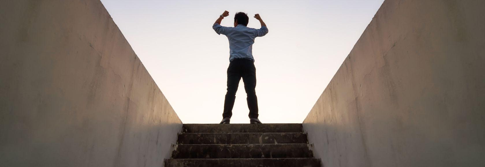 człowiek na szczycie schodów